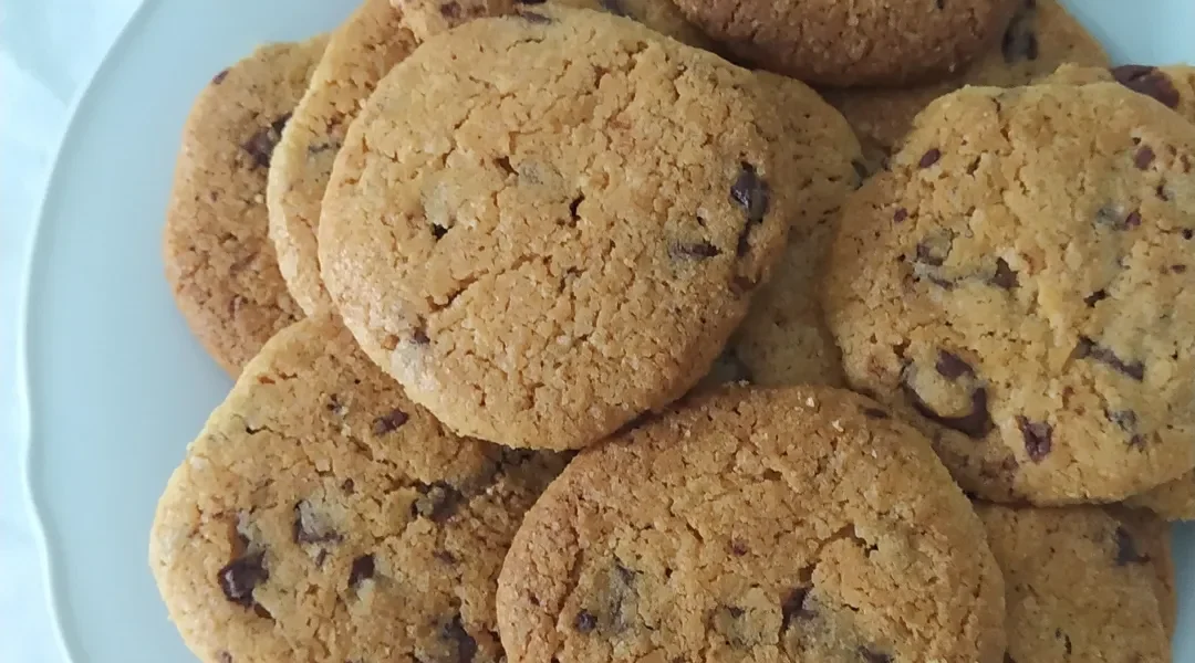 BOLACHAS COM PEPITAS DE CHOCOLATE: RECEITA FÁCIL