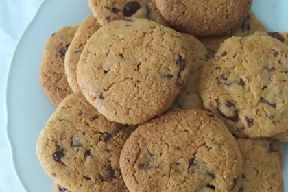 BOLACHAS COM PEPITAS DE CHOCOLATE: RECEITA FÁCIL