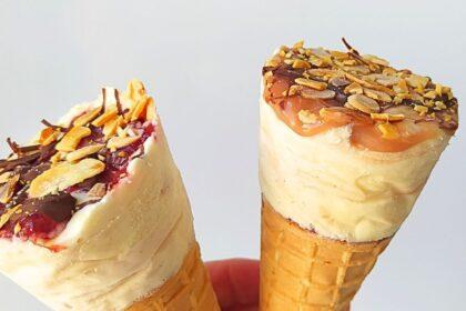 cornetos caseiros de morango e caramelo salgado