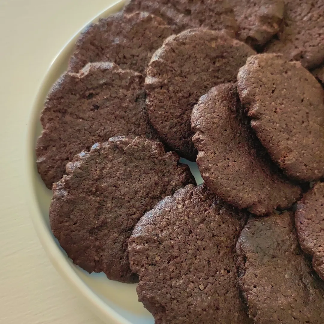 Bolachas de Cacau Crocantes por Fora e Macias por Dentro