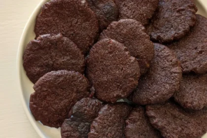 Bolachas de Cacau Crocantes por Fora e Macias por Dentro