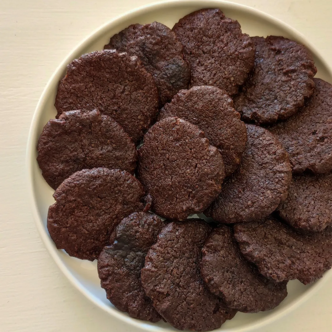 Bolachas de Cacau Crocantes por Fora e Macias por Dentro